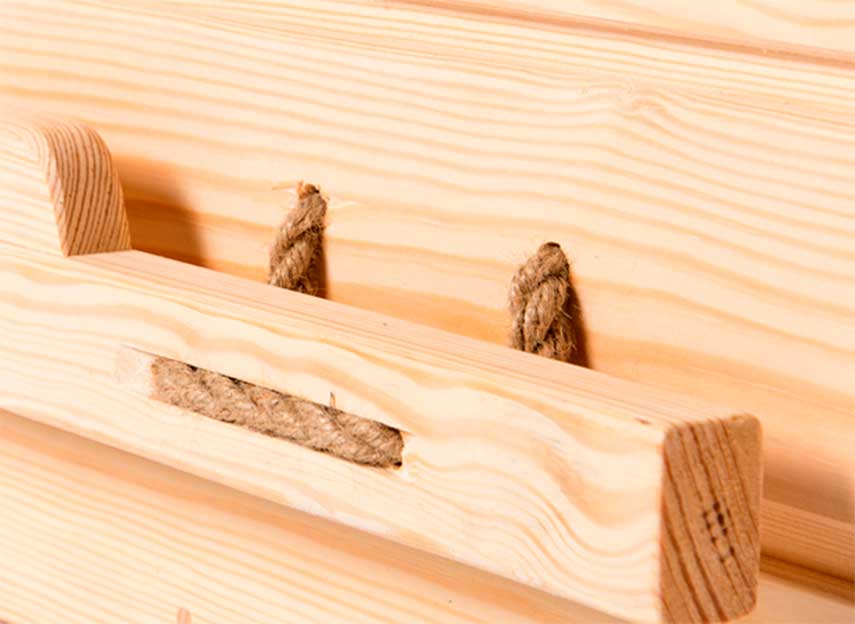 Pine handle in detail